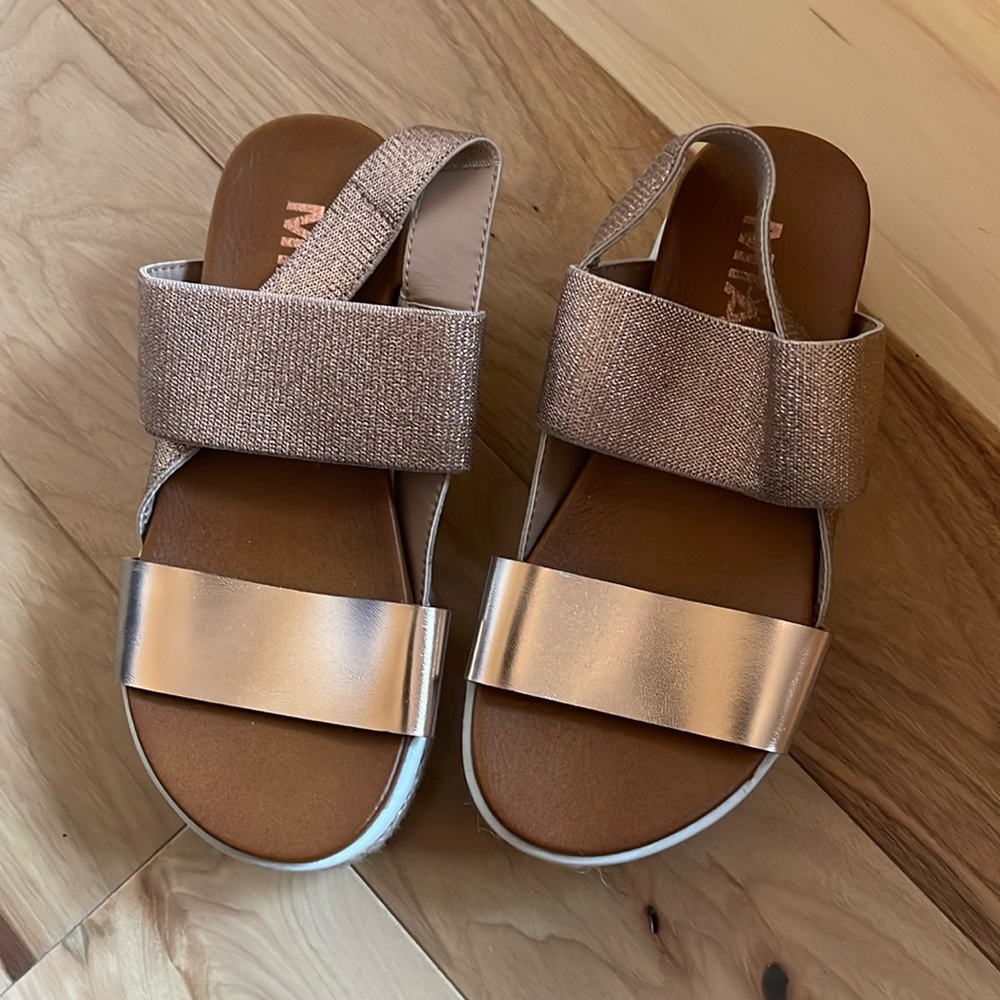 NWOT Mia sandals in rose gold size 11